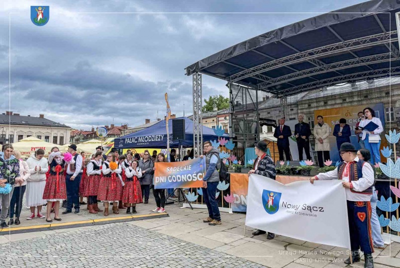 Uczestnicy 3. Sądeckich dni Godności Osób z Niepełnosprawnościami na nowosądeckim rynku