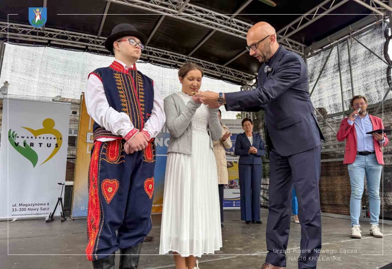 Artur Bochenek, zastępca prezydenta miasta wręcza klucz do miasta przedstawicielom organizatora czyli Zespołu Szkół nr 5