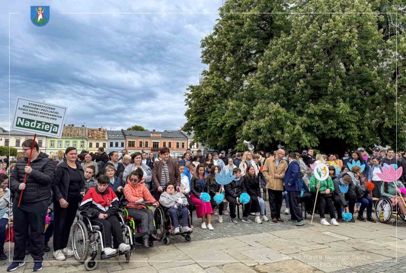 Uczestnicy 3 Sądeckich Dni Godności Osób z Niepełnosprawnościami na nowosądeckim rynku