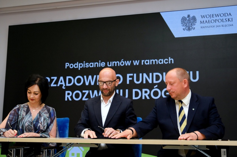 Od lewej Renata Seruga - Tokarz, skarbnik miasta, Artur Bochenek, zastępca prezydenta miasta i Krzysztof Klęczar, wojewoda małopolski podpisują umowę o dofinansowanie remontu ul. Freislera