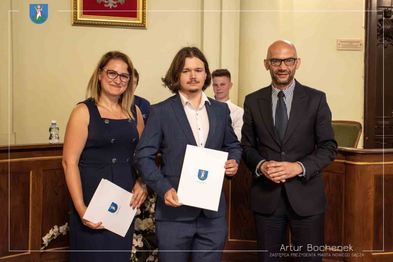 Od lewej Judyta Pasiut, p.o. kierownika Biura Aktywności Obywatelskiej, nowy radny, Artur Bochenek, zastępca prezydenta miasta