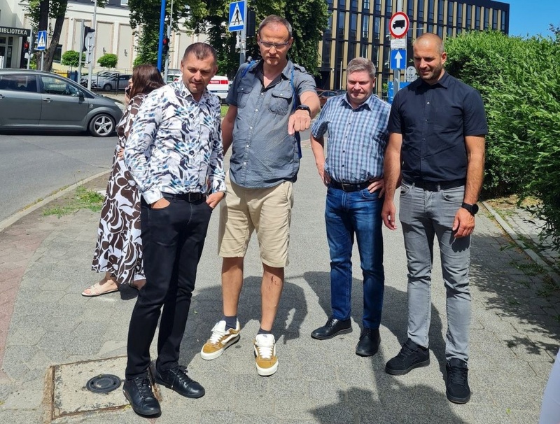 Przedstawiciele delegacji słowackiej i Piotr Gumola, dyr. MZD (z lewej)