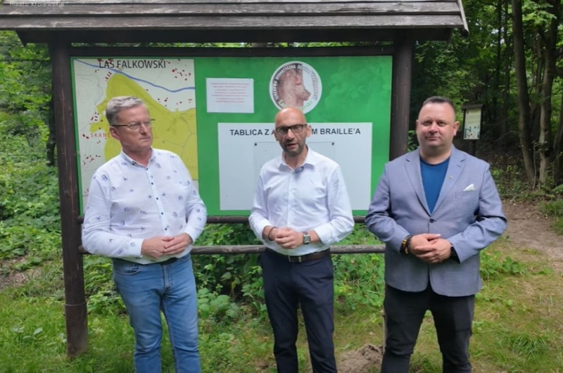 Od lewej radny Artur Czernecki, Artur Bochenek, zastępca prezydenta miasta i radny Jakub Prokopowicz w Lasku Falkowskim