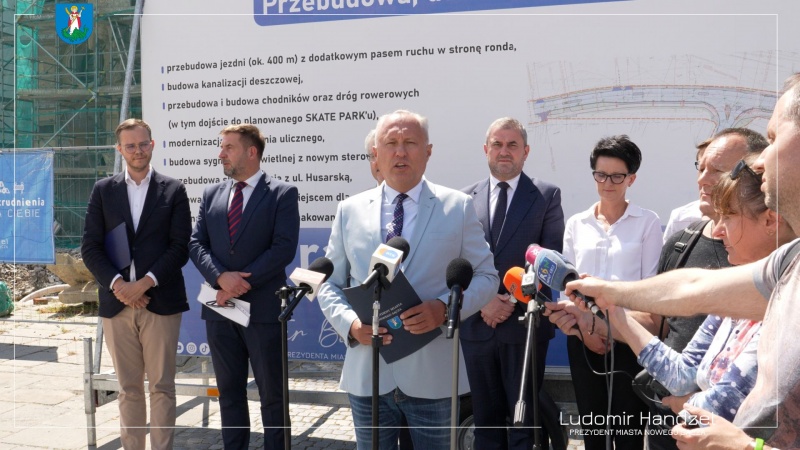 Prezydent Ludomir Handzel na konferencji poświęconej ogłoszeniu przetargu na budowę mostu na Dunajcu