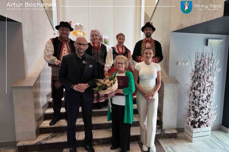 W pierwszym rzędzie stoją od lewej Artur Bochenek, zastępca prezydenta miasta, Irena Pabisz, kierownik Zespołu Regionalnego "Sądeczanie" oraz Małgorzata Gułowska, dyrektor MOK 