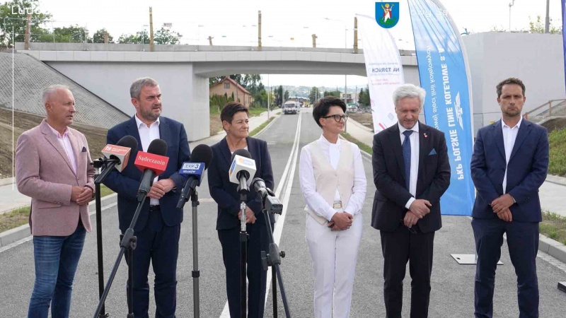 Od lewej prezydent Ludomir Handzel, wiceminister Stanisław Bukowiec, Bożena Borkowska, zastępca prezydenta miasta, posłanka Urszula Nowogórska, poseł Piotr Lachowicz iMateusz Wanat, dyrektor Regionu Południowego Centrum Realizacji Inwestycji PKP Polskie Linie Kolejowe S.A. 