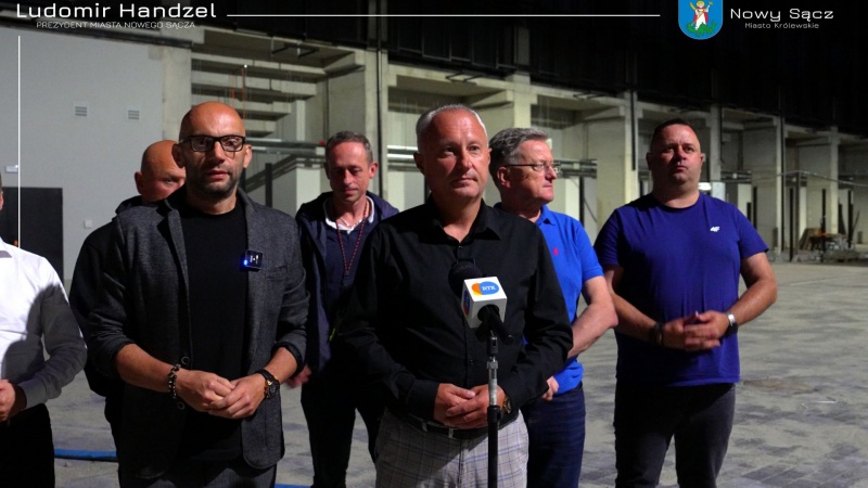 Prezydent Ludomir Handzel (drugi z lewej) przed nowym stadionem miejskim