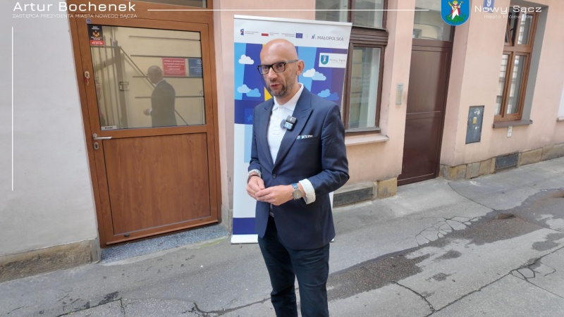 Artur Bochenek, zastępca prezydenta przed Punktem Obsługi Ekodoradcy mieszczącym się przy ul Wazów