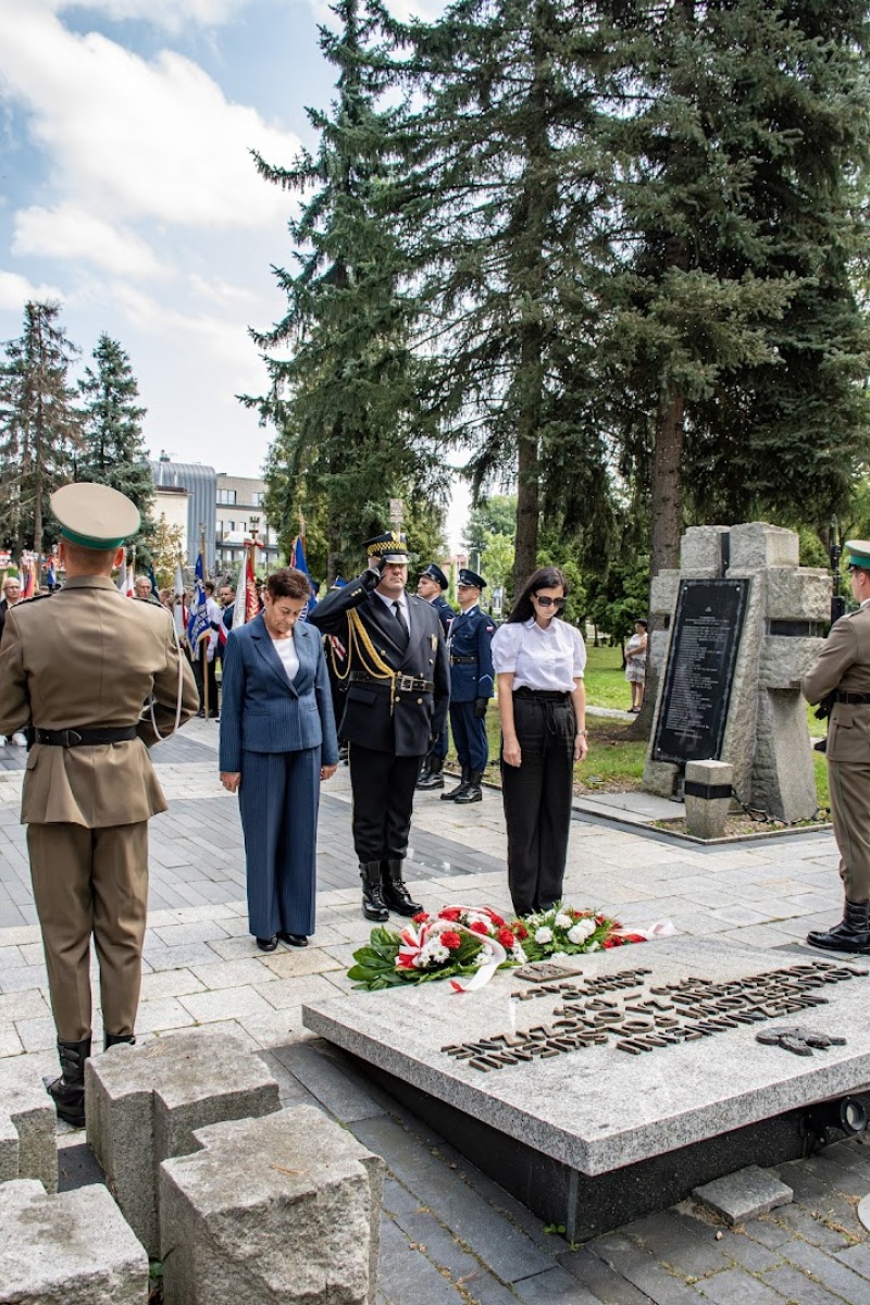 Zastępca prezydenta Bożena Borkowska składa kwiaty pod Pietą Sądecką w 86. rocznicę zakończenia II wojny światowej