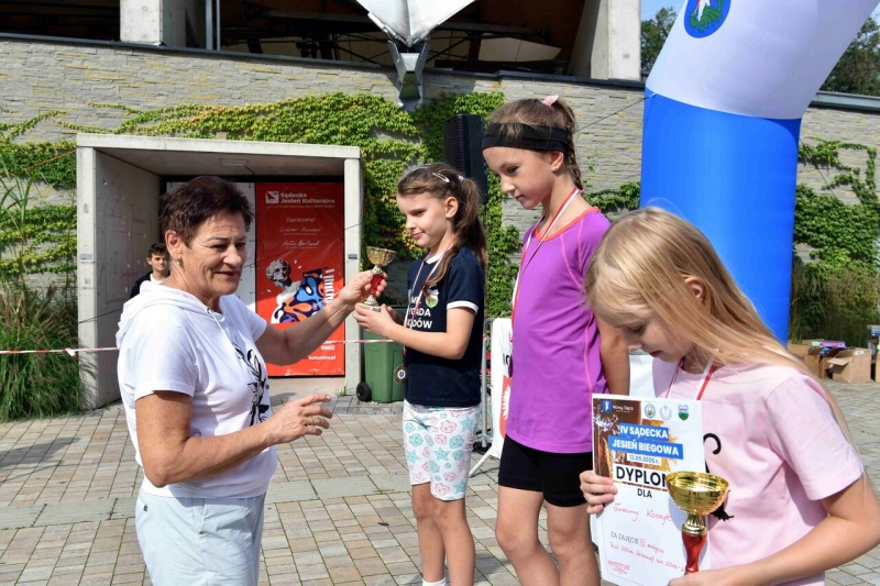 Bożena Borkowska, zastępca prezydenta miasta nagradza uczestników IV Sądeckiej Jesieni Biegowej