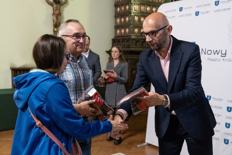 Artur Bochenek, zastępca prezydenta miasta wręcza uczestniczce rywalizacji nagrodę