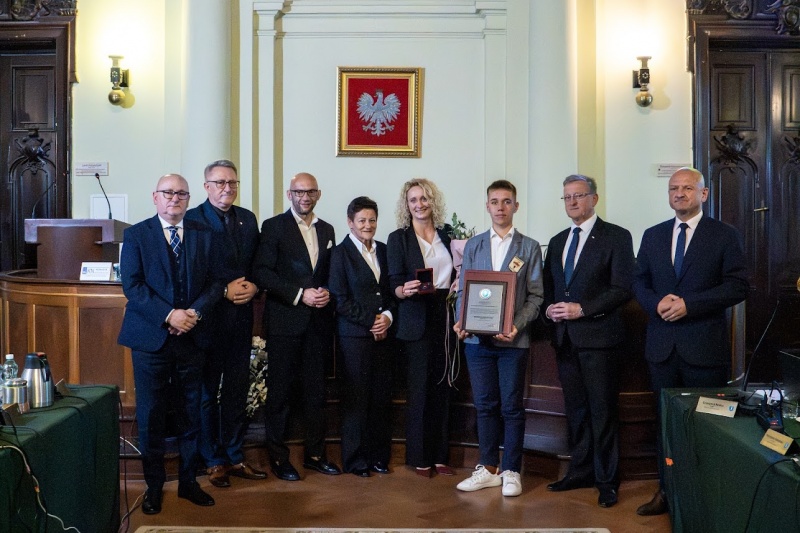 grupa radnych z panią dyrektor Ewą Zielińską