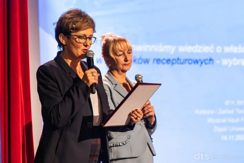 Pani Prezydent Magdalena Majka na scenie zapowiadająca wykład o zdrowiu