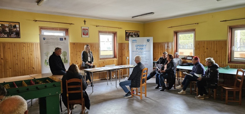 Pracownik przedstawiający mieszkańcom zasady programu