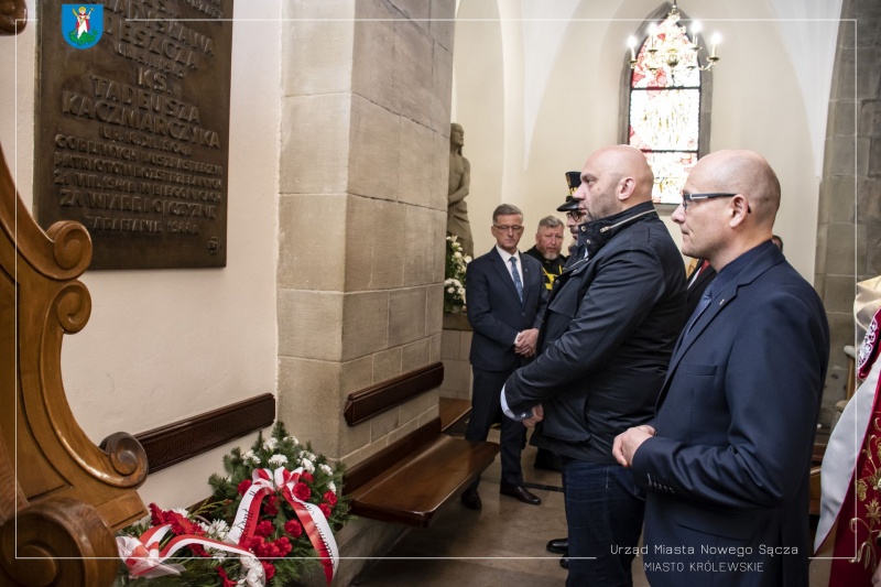 Zastępca prezydenta Artur Bochenek wraz z przedstawicielami Urzędu Miasta.