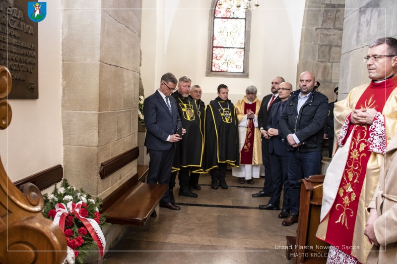 Zastępca prezydenta Artur Bochenek wraz z przedstawicielami Urzędu Miasta oraz ks. dr Jerzym Jurkiewiczem.