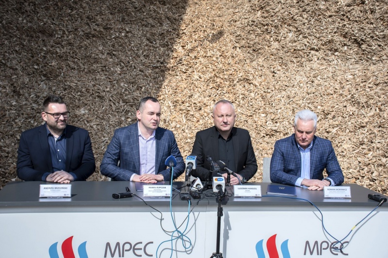 Prezydent Ludomir Handzel wraz prezesem MPEC-u Pawłem Kupczakiem oraz wykonawcami inwestycji.