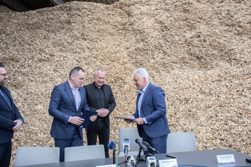 Prezydent Ludomir Handzel wraz prezesem MPEC-u Pawłem Kupczakiem oraz wykonawcami inwestycji.