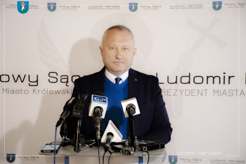 Prezydent Ludomir Handzel podczas konferencji dotyczącej przyznania miastu kwoty 42 milionów złotych 
