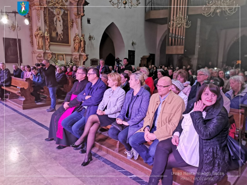 Zastępca prezydenta Magdalena Majka wraz z dyrektor Pałacu Młodzieży mgr Milenią Małecką Rogal, ks. dr Jerzym Jurkiewiczem, dyr. Sportu i Turystyki Tomaszem Baliczkiem podczas koncertu.