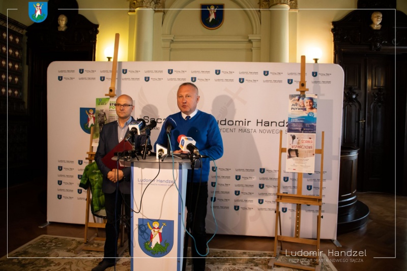 Prezydent Ludomir Handzel wraz z dyrektorem Wydziału Sportu i Turystyki Tomaszem Baliczkiem podczas konferencji prasowej na temat najbliższych wydarzeń sportowych w Nowym Sączu 