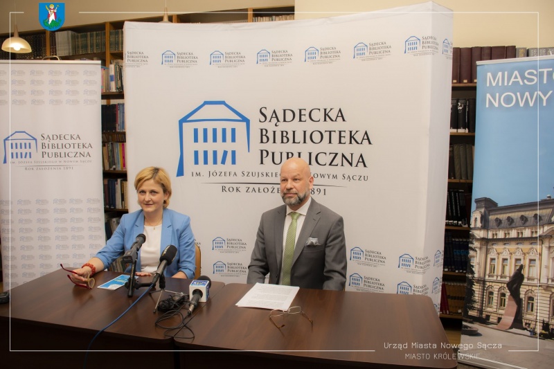 Zastępca prezydenta Magdalena Majka oraz dyrektor Sądeckiej Biblioteki Publicznej Marek Rylewicz.