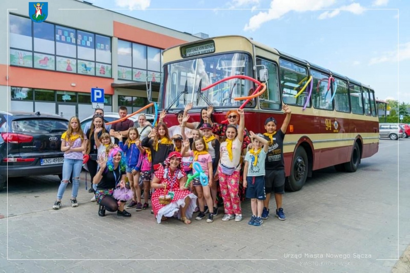 Dzieci stojące przy zabytkowym autobusie Autosan.
