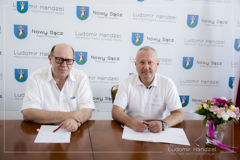Prezydent Ludomir Handzel podczas podpisania umowy na organizację Festiwalu Piękna 2022