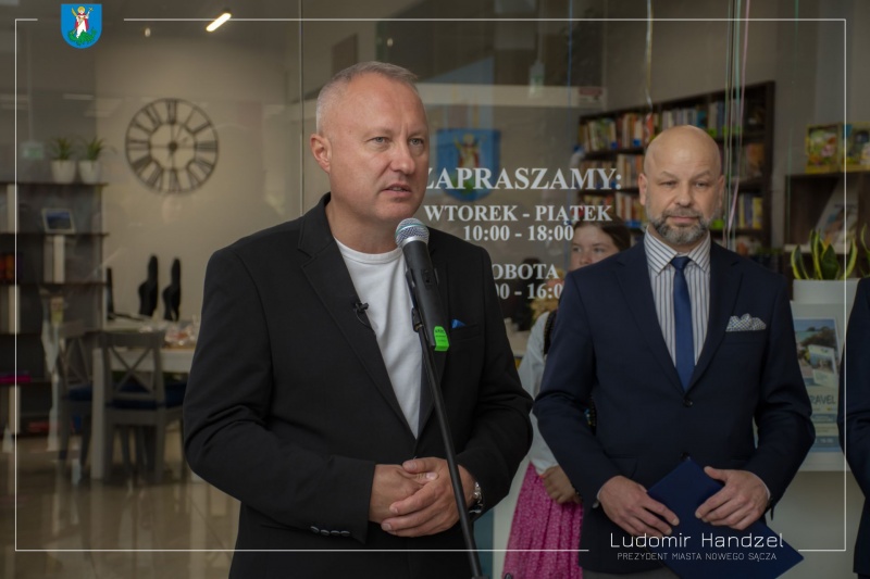 Prezydent Ludomir Handzel wraz z dyrektorem Sądeckiej Biblioteki Publicznej Markiem Rylewiczem.