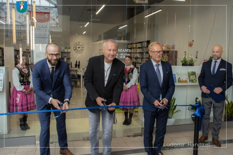 Prezydent Ludomir Handzel wraz z przedstawicielami Galerii Sandecja podczas przecięcia wstęgi.