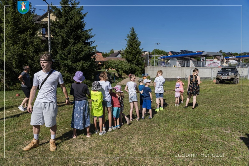 Uczestnicy Pikniku rodzinnego podczas jednej z konkurencji.