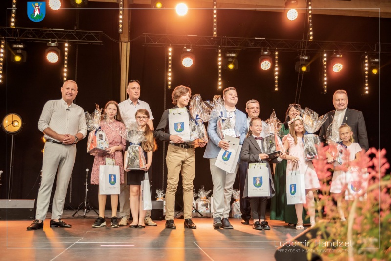 Prezydent Ludomir Handzel podczas wręczania nagród Laureatom. 