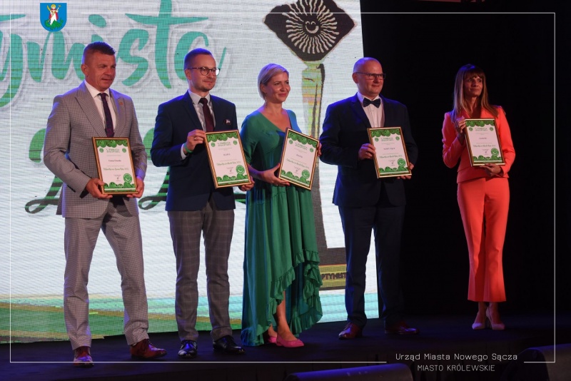 Dyrektor Wydziału Komunikacji Społecznej i Kultury Dr. Marcin Poręba, wraz z innymi uczestnikami Gali.