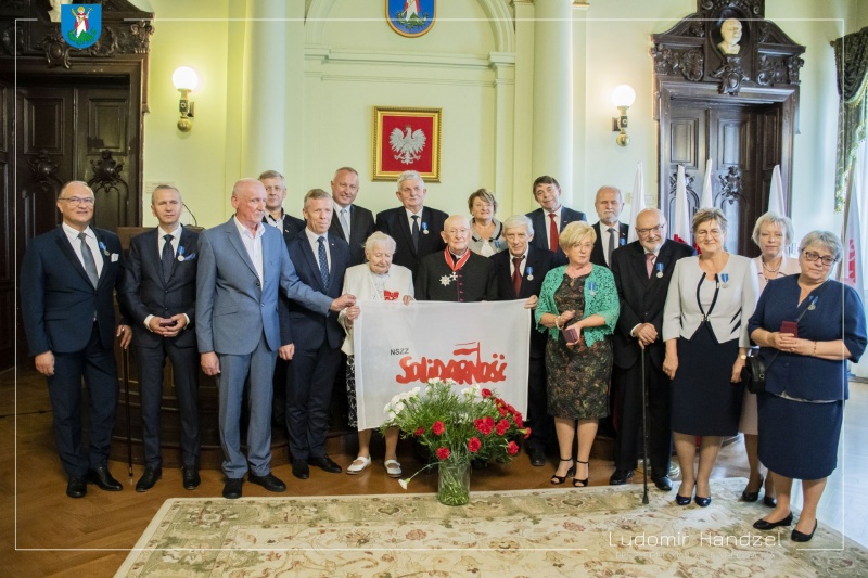 Odznaczeni uczestnicy wydarzenia oraz Prezydent Miasta Nowego Sącza Ludomir Handzel.