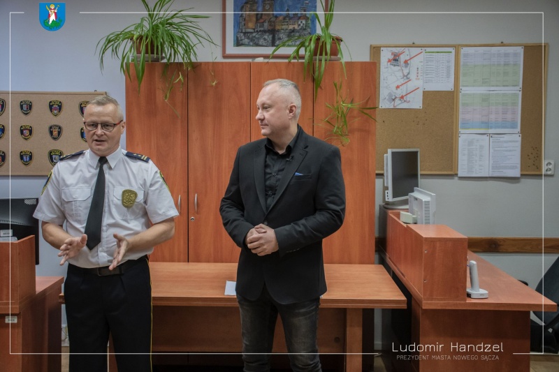 Prezydent Ludomir Handzel wraz z komendantem Straży Miejskiej.