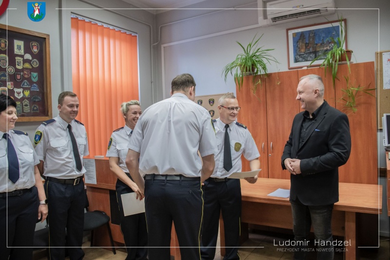 Prezydent Ludomir Handzel podczas wręczania awansów. 
