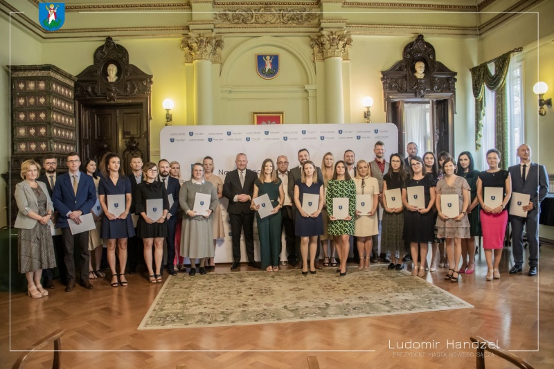 Prezydent Ludomir Handzel wraz z nauczycielami na zdjęciu grupowym