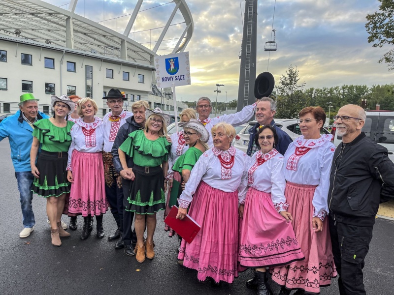 Seniorzy podczas Olimpiady ubrani w stroje regionalne.