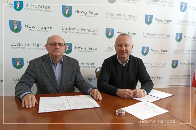 Prezydent Ludomir Handzel wraz z wykonawcą.