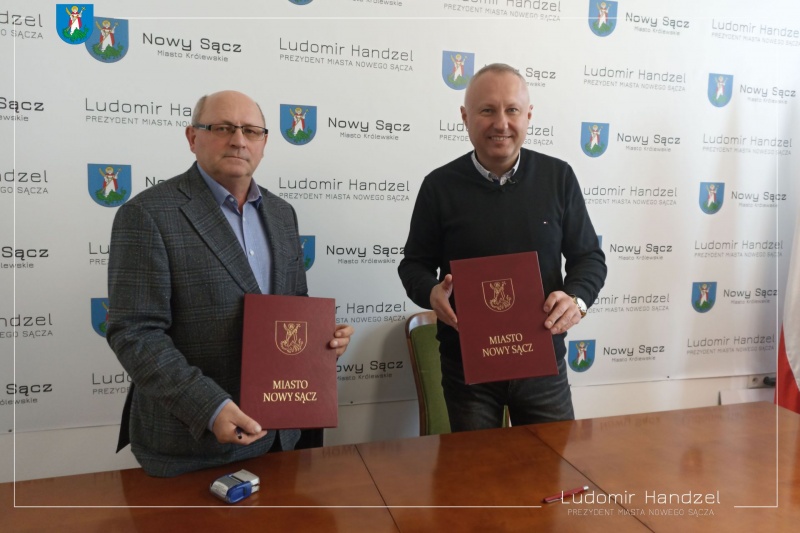 Prezydent Ludomir Handzel wraz z wykonawcą.