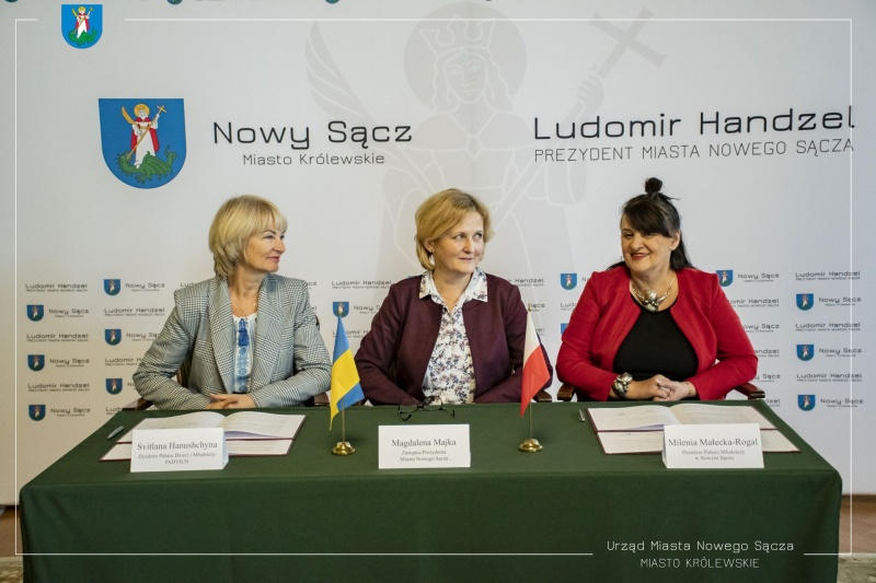 Zastępca prezydenta Magdalena Majka, dyrektor Pałacu Młodzieży Milenia Małecka-Rogal oraz Svitlaną Hanushchyną Dyrektore Pałacu Dzieci i Młodzieży „Padyiun”