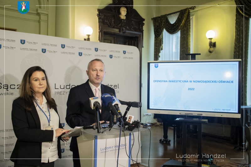 Prezydent Ludomir Handzel oraz dyrektor Wydziału Inwestycji Marta Poręba. 
