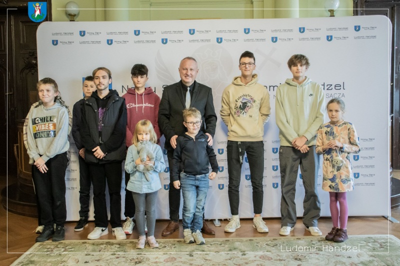 Prezydent Ludomir Handzel na zdjęciu grupowym.
