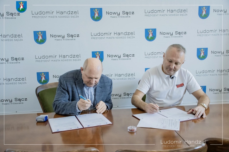 Prezydent Ludomir Handzel wraz z wykonawcą. 