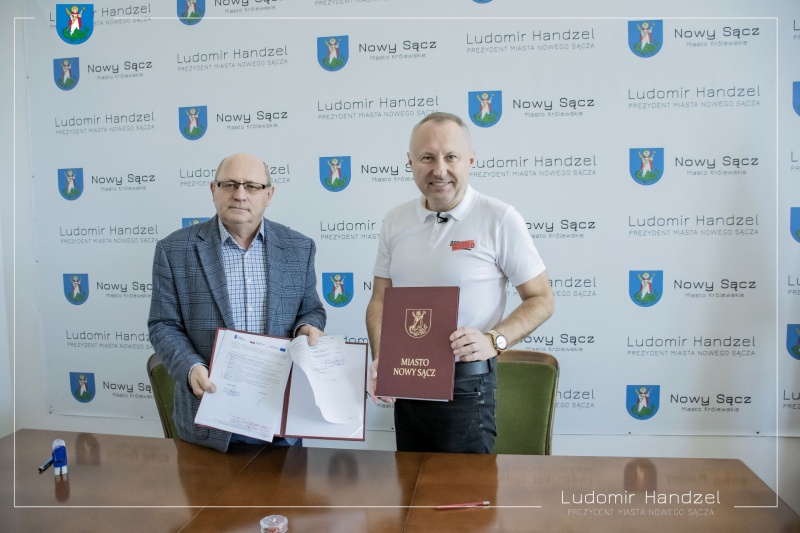 Prezydent Ludomir Handzel wraz z wykonawcą. 