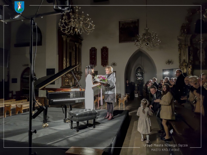 Zastępca prezydenta Magdalena Majka wręcza kwiaty Kate Liu.