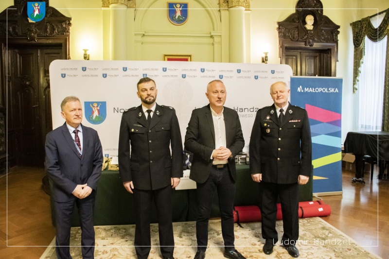 Przekazanie sprzętu dla OSP w nowosądeckim Ratuszu