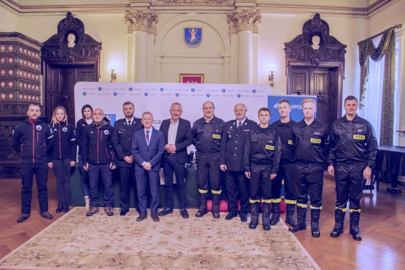 Przekazanie sprzętu dla OSP w nowosądeckim Ratuszu
