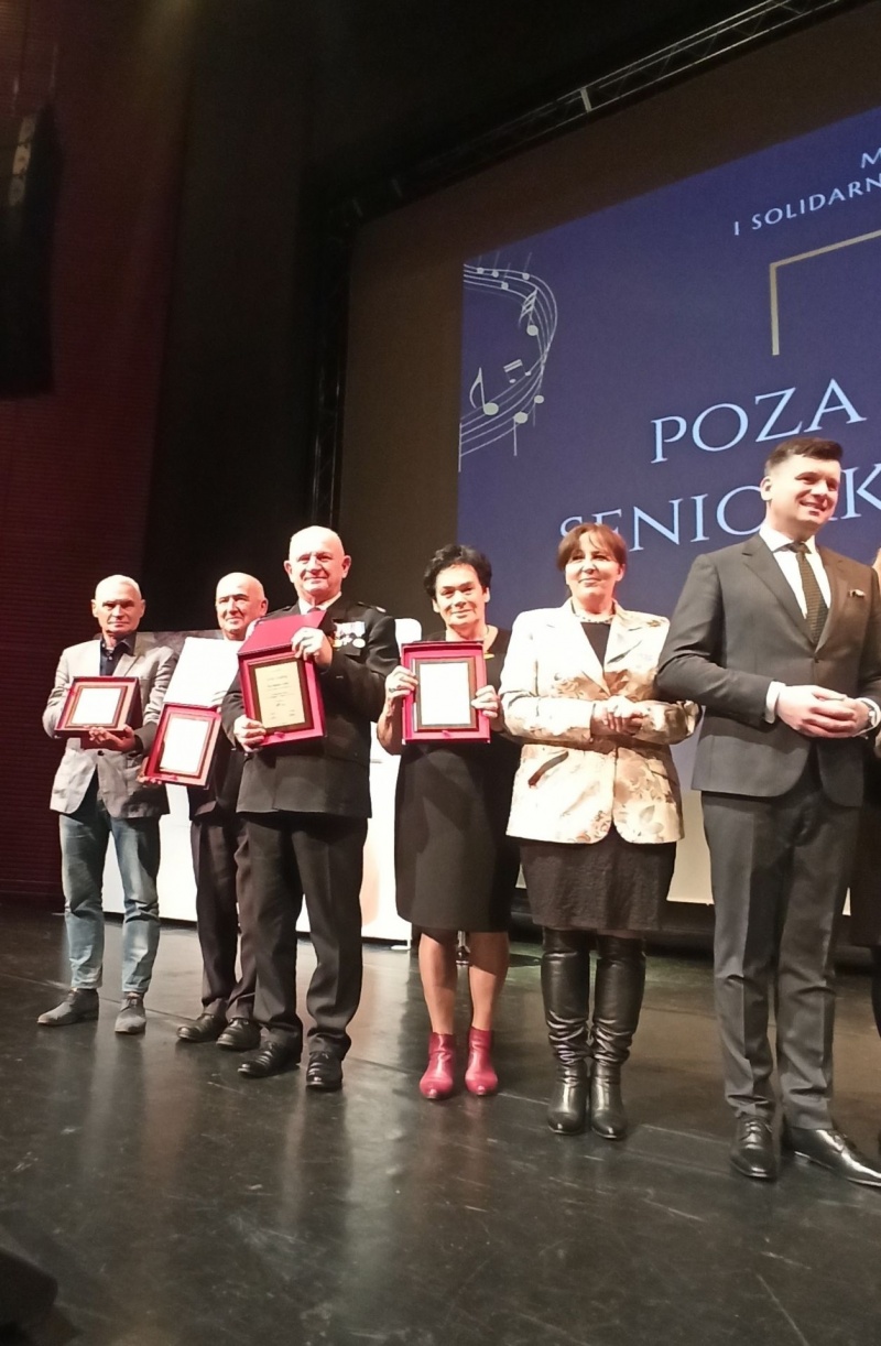 Pani Bogumiła Kałużny, przewodnicząca zarządu osiedla Zabełcze, Przewodnicząca Rady ds. Polityki Senioralnej przy Prezydencie Miasta Nowego Sącza podczas uroczystej gali plebiscytu „Poza Stereotypem - Seniorka i Senior Roku