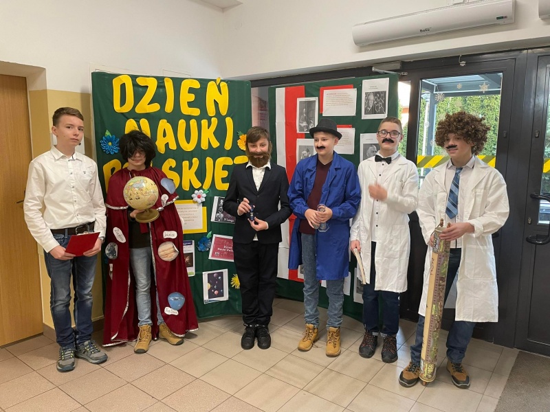 Uczniowie Szkoły Podstawowej nr 18 z koła naukowego ATOM 
